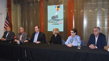 Asistentes a la rueda de prensa sobre el concierto del proximo 23 de marzo. De Izq. a derecha: Rafael Duarte, Manolo Reyes, Joe Carollo, Eileen Higgins, Rebeca Sosa y Esteban Bovo.&nbsp;