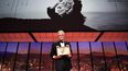 El actor estadounidense Michael Douglas sostiene la Palma de Oro Honorífica del 76º Festival de Cine de Cannes que recibió durante la ceremonia de apertura en Cannes, sur de Francia, el 16 de mayo de 2023.