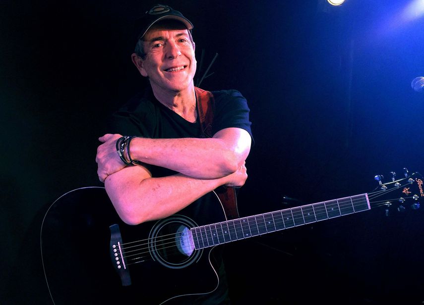 Yo me cuestiono demasiado, es el síndrome de la ópera prima, señala este actor, cantante y compositor en una entrevista con Efe durante un paréntesis en el último ensayo antes del estreno.