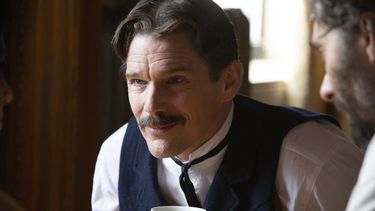 Ethan Hawke en una escena de Tesla en una imagen proporcionada por IFC Films.&nbsp;