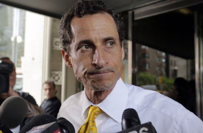Weiner, de 52 años, estaba siendo investigado desde hace más de un año por supuestamente haber intercambiado mensajes de contenido sexual con una chica de 15 años.