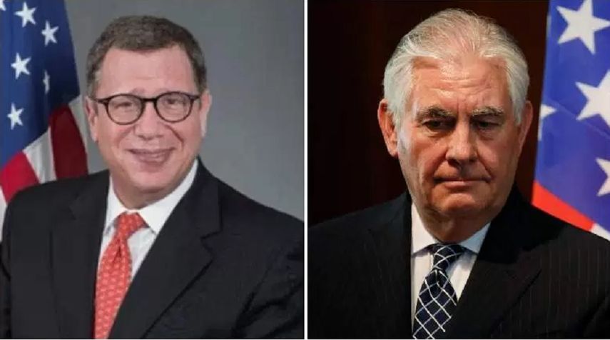 Goldstein (i), uno de los asistentes más cercanos de Tillerson (d) en el Departamento de Estado, agregó que el destituido secretario de Estado no habló con el presidente y que desconoce la razón de su reemplazo.