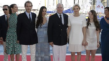 El actor marroquí Gad Elmaleh, Carlota Casiraghi, Andrea Casiraghi, Tatiana Santo Domingo, el príncipe Alberto de Mónaco y su esposa la princesa Charlene, Alexandra de Hanover y la princesa Carolina de Hanover posan para un retrato durante la inaugurac