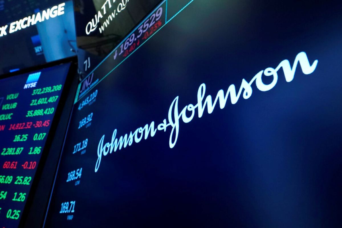 El logotipo de Johnson & Johnson aparece en una pantalla en el piso de la Bolsa de Valores de Nueva York. El logotipo de Johnson & Johnson aparece en una pantalla en el piso de la Bolsa de Valores de Nueva York.