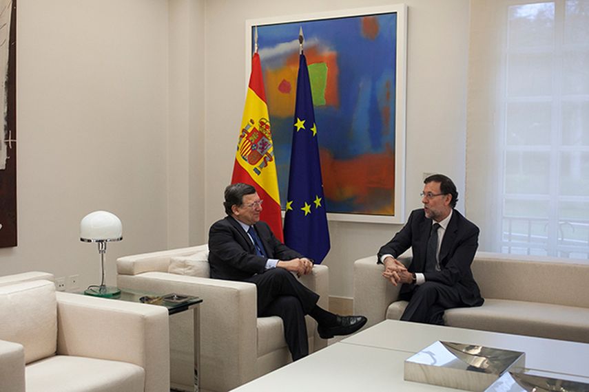 El presidente del gobierno español Mariano Rajoy, derecha, dialoga con el presidente de la Comisión Europea, José Manuel Durao Barroso, en el palacio de la Moncloa en Madrid, España. (AP)