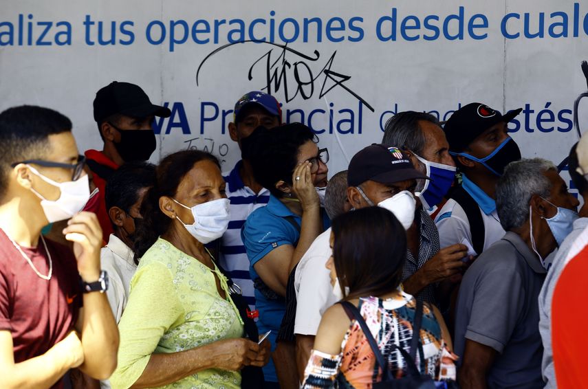 Personas esperan para ingresar a una agencia bancaria en Valencia, Venezuela, en la primera semana de la flexibilizaci&oacute;n de la cuarentena por el coronavirus COVID-19.