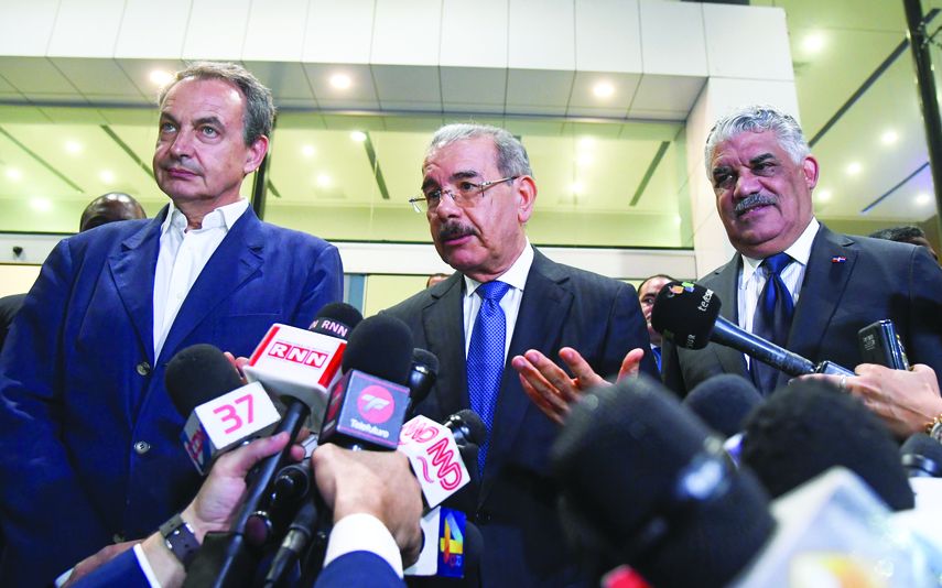 El presidente dominicano, Danilo Medina (c), acompañado de su canciller, Miguel Vargas (d) y del expresidente del Gobierno español José Luis Rodríguez Zapatero (i), uno de los mediadores en el diálogo.&nbsp;