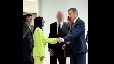 Fotografía cedida por la Agencia Central de Inteligencia (CIA) de Estados Unidos donde aparece su director, John Ratcliffe (d), saludando a la presidenta encargada de Venezuela, Delcy Rodríguez (i), durante un encuentro realizado en Caracas (Venezuela).&nbsp;