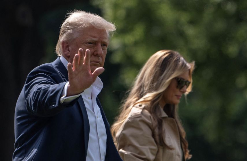 El presidente Donald J. Trump y la primera dama Melania se dirigen al Marine One para visitar zonas devastadas en Texas.