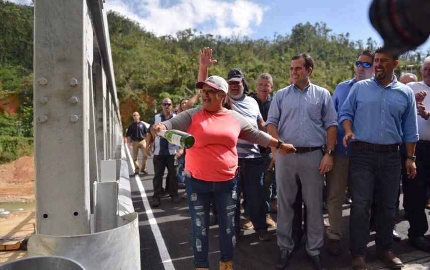 El gobernador de Puerto Rico, Ricardo Rosselló (2do der.), participa en el bautizo del nuevo puente modular que beneficia a los pobladores de Utuado.
