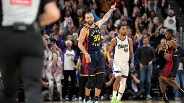 El estelar Stephen Curry, de los Warriors de Golden State, reacciona tras anotar el triple número 4.000 de su carrera en la NBA, el 13 de marzo de 2025.