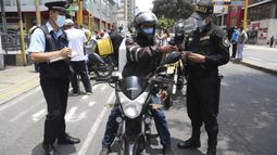 Un migrante venezolano muestra su documentación durante un control de seguridad en el distrito de Miraflores, en Lima, Perú.