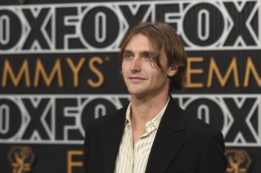 Hart Denton llega a la 75ª edición de los premios Emmy el lunes 15 de enero de 2024 en el Peacock Theatre de Los Ángeles.