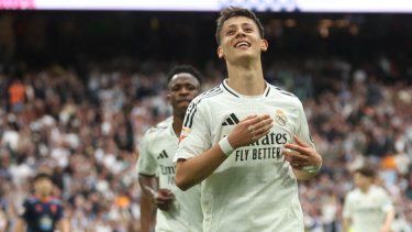 El mediocampista turco Arda Güler, del Real Madrid, celebra tras anotar el gol inaugural de su equipo en un partido, el 4 de mayo de 2025.