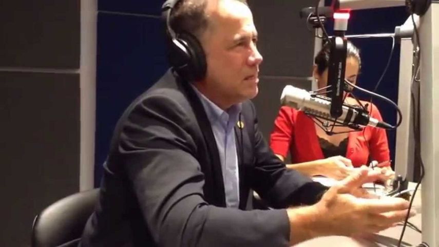 Philip Levine, exalcalde de Miami Beach, participando en el programa con Lourdes Ubieta en Actualidad Mundial.