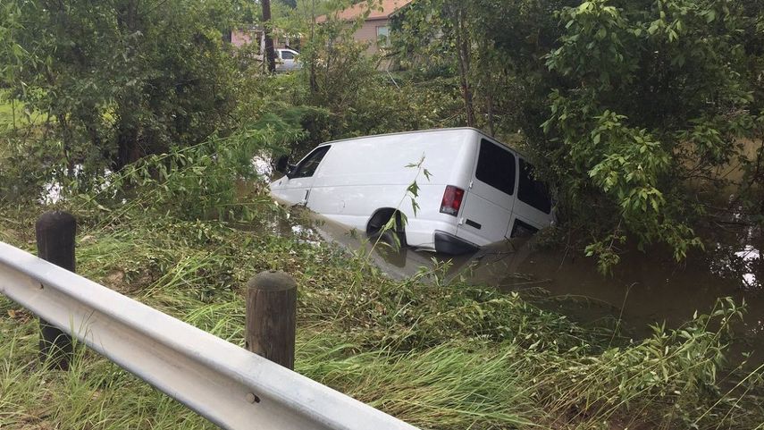 Vista de una furgoneta sumergida por las inundaciones que afectan al condado Harris, en Texas, tras el paso de Harvey.