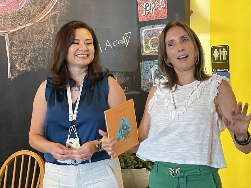 Jenny Lizárraga y la escritora Alejandra López en Cuentos en Macondo.&nbsp;