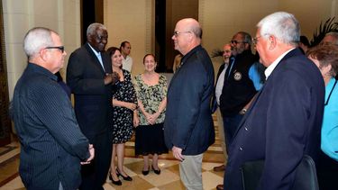 Esteban Lazo Henández intercambia con los congresistas del Partido Demócrata congresistas del Partido Demócrata James Patrick McGovern, Mark Pocan y Troy Anthony Carter, en el Capitolio de La Habana en Cuba .