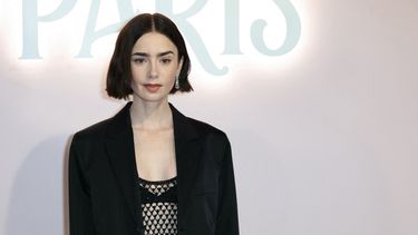 La actriz estadounidense Lily Collins posa durante una sesión fotográfica en el evento de lanzamiento de la segunda parte de la serie de televisión Emily in Paris Saison 4 en La Samaritaine en París, el 12 de septiembre de 2024. 