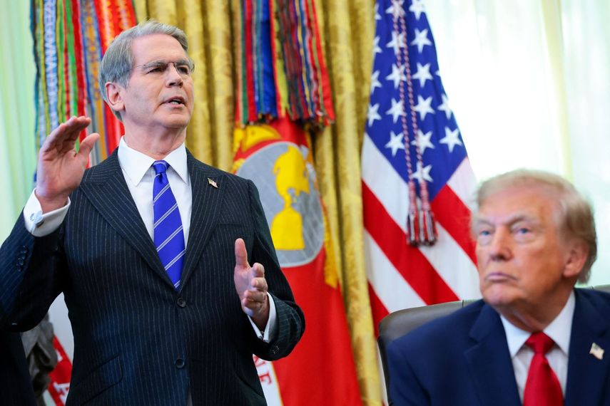El secretario del Tesoro, Scott Bessent, gestiona el desarrollo y actividad de las llamadas Cuentas Trump. Bessent habla en la Oficina Oval sobre esta gran medida junto al presidente Donald J. Trump