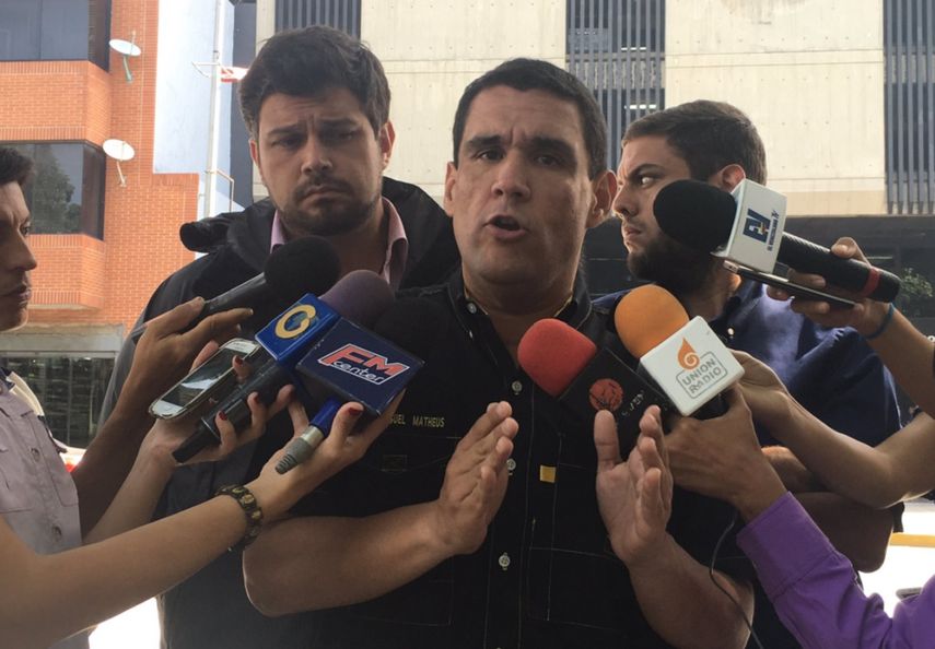 El diputado venezolano Juan Miguel Matheus (en la foto), junto a su homólogo Juan Requesens, presentó una denuncia ante el Ministerio Público contra los candidatos a la Asamblea Nacional Constituyente.