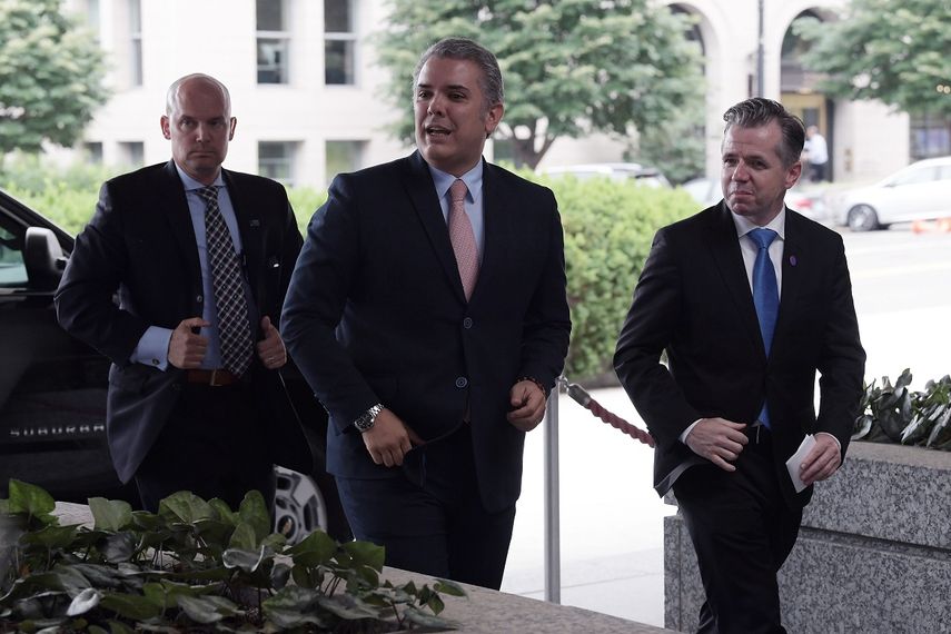 El presidente electo de Colombia, Iván Duque (c), llega al Departamento de Estado de EEUU para una reunión con el secretario de Estado, Mike Pompeo, el jueves 28 de junio de 2018, en Washington.