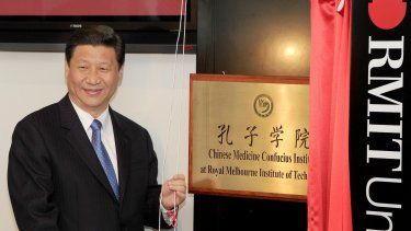 Xi Jinping devela la placa en la inauguración del primer Instituto Confucio de Medicina China de Australia, en la Universidad RMIT de Melbourne, el 20 de junio de 2010.