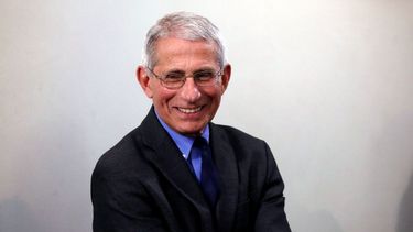 El doctor Anthony Fauci, director del Instituto Nacional de Enfermedades Alérgicas e Infecciosas de Estados Unidos, antes de que el presidente Donald Trump llegue para hablar sobre el coronavirus en la sala de prensa James Brady de la Casa Blanca, el lunes 13 de abril de 2020 en Washington.     