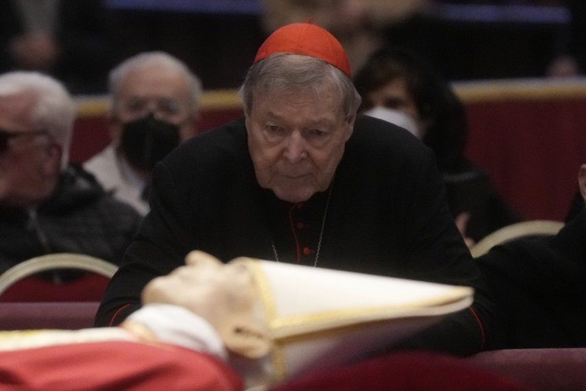 El cardenal australiano George Pell, junto al cuerpo del papa emérito Benedicto XVI, durante su capilla ardiente, en la Basílica de San Pedro, en el Vaticano, el 3 de enero de 2023.&nbsp;