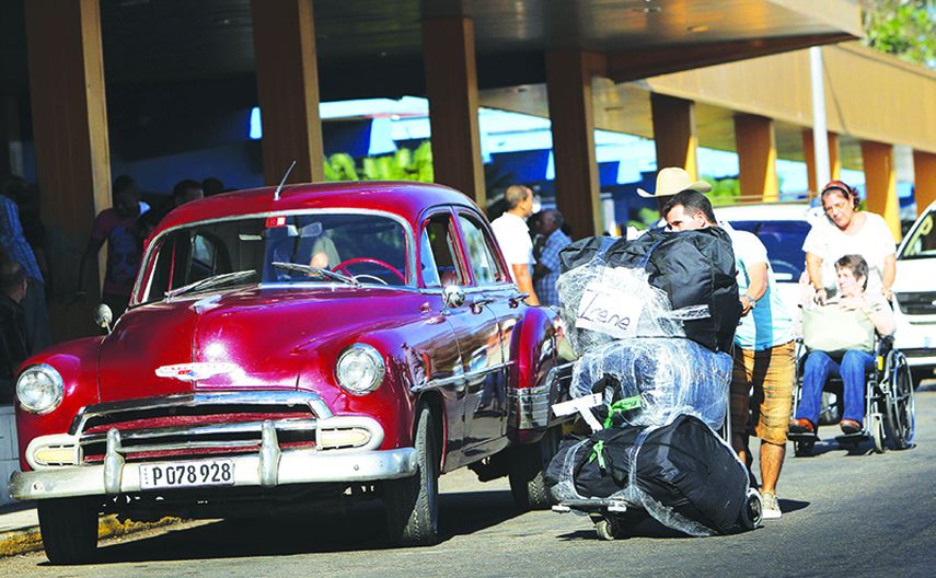 Viajeros llegan al aeropuerto de La Habana. (EFE)
