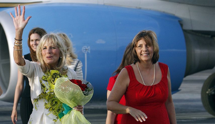 La esposa del vicepresidente de Estados Unidos Joe Biden, Jill Biden (i), camina junto a la directora general para Estados Unidos del Ministerio de Relaciones Exteriores (MINREX) de&nbsp;Cuba&nbsp;Josefina Vidal (d), a su llegada al aeropuerto internacion