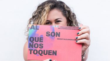 Marcy Alejandra Rangel con su libro, parte de un interesante proyecto sobre la danza en Venezuela.&nbsp;