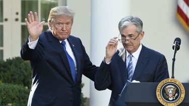 El presidente de Estados Unidos Donald J. Trump y el presidente de la Reserva Federal Jerome Powell.
