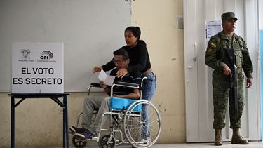 Un hombre emite su voto en un colegio electoral durante la segunda vuelta de las elecciones presidenciales en Olón, provincia de Santa Elena, Ecuador, el 13 de abril de 2025.&nbsp;