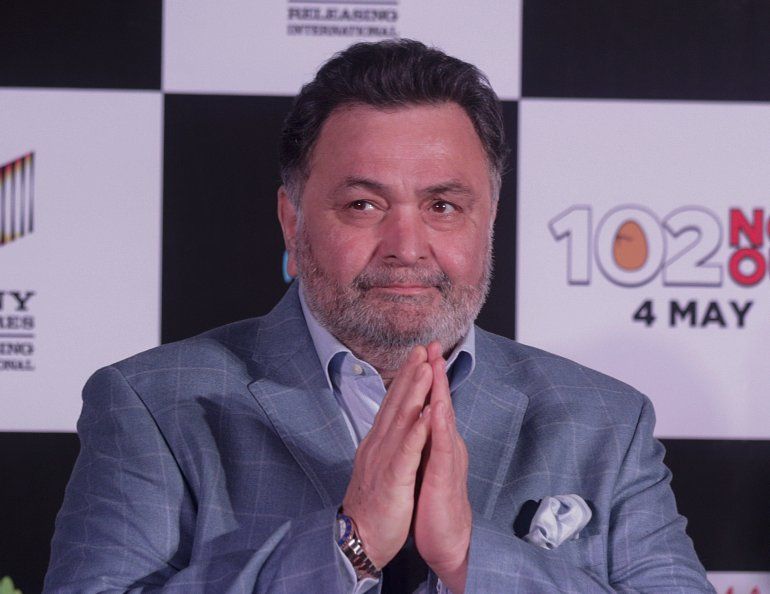 El actor de Bollywood Rishi Kapoor llega al lanzamiento de la canción de la película 102 Not Out en Mumbai