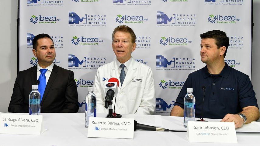 Santiago Rivera, director general del Centro Beraja; Roberto Beraja, jefe médico, y Sam Johnson, director general de RidetoHealth &nbsp;en rueda de prensa en el centro médico Beraja de Miami.