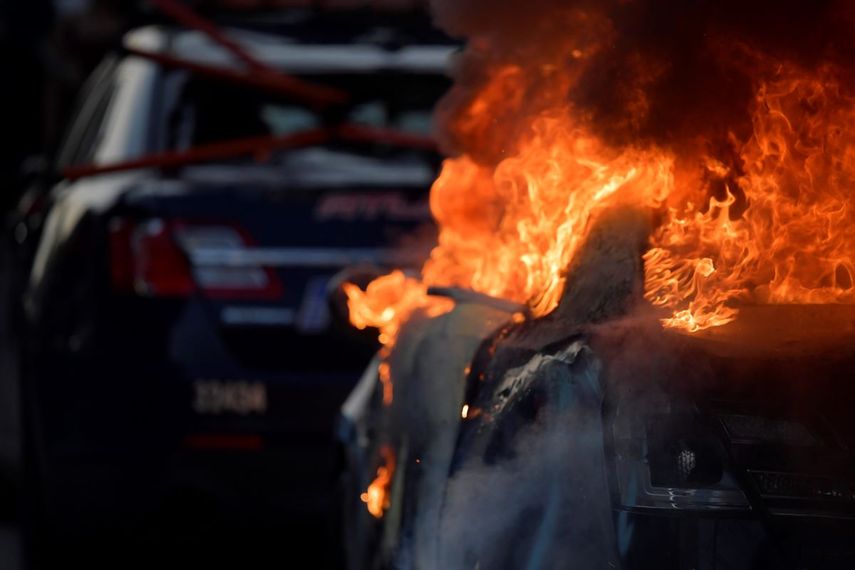 Un coche del Departamento de Policía de Atlanta arde durante una manifestación contra la violencia policial, el 29 de mayo de 2020, en Atlanta. 