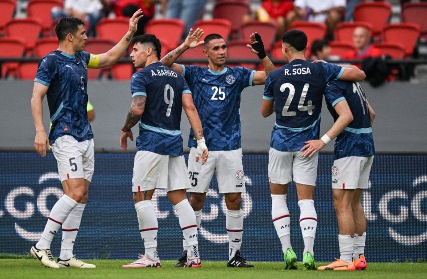 El defensor de Paraguay Gustavo Velázquez (C) celebra con sus compañeros después de anotar durante el partido amistoso internacional de fútbol entre Panamá y Paraguay en el estadio Rommel Fernández de la Ciudad de Panamá el 16 de junio de 2024.  