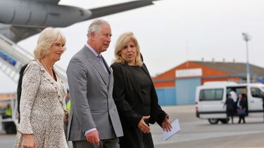Carlos y Camila aterrizaron en un vuelo privado en el aeropuerto internacional José Martí de La Habana pocos minutos antes de las 17.00 hora local (21.00 GMT) y fueron recibidos por la viceministra de Relaciones Exteriores del país caribeño, Ana Teresita González Fraga.