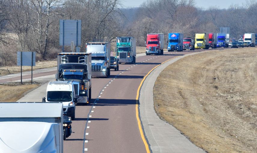 Caravana de camiones en Estados Unidos.