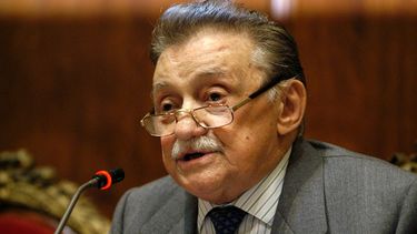 Fotografía de archivo del escritor uruguayo Mario Benedetti en el acto en que recibió el título de Doctor Honoris Causa otorgado por la Universidad de la República. (EFE)