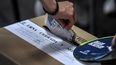 Ciudadano colombiano deposita su voto en la urna