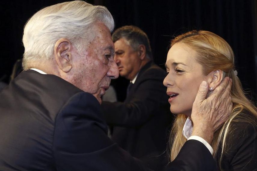 El escritor peruano Mario Vargas Llosa, saluda a Lilian TIntori, esposa de Leopoldo López (CORTESIA) 