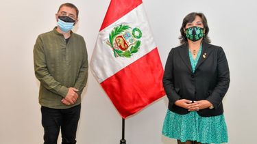 La vicepresidenta de Perú junto a Juan Carlos Monedero, representante de Podemos