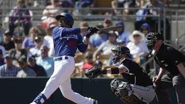 En esta foto de archivo del 24 de febrero de 2020, Mookie Betts, de los Dodgers de Los &Aacute;ngeles, batea un elevado en un duelo de pretemporada ante los Medias Blancas de Chicago en Glendale, Arizona