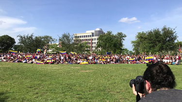 Isaac Paniza retrata a la diáspora venezolana que se dio cita en la ciudad de Doral.&nbsp;