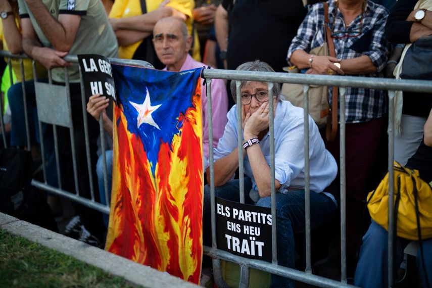 Un manifestante sostiene una pancarta durante una manifestación para conmemorar el quinto aniversario de un referéndum de independencia que marcó el punto culminante de su movimiento en Cataluña para separarse del resto de España, en Barcelona, España.