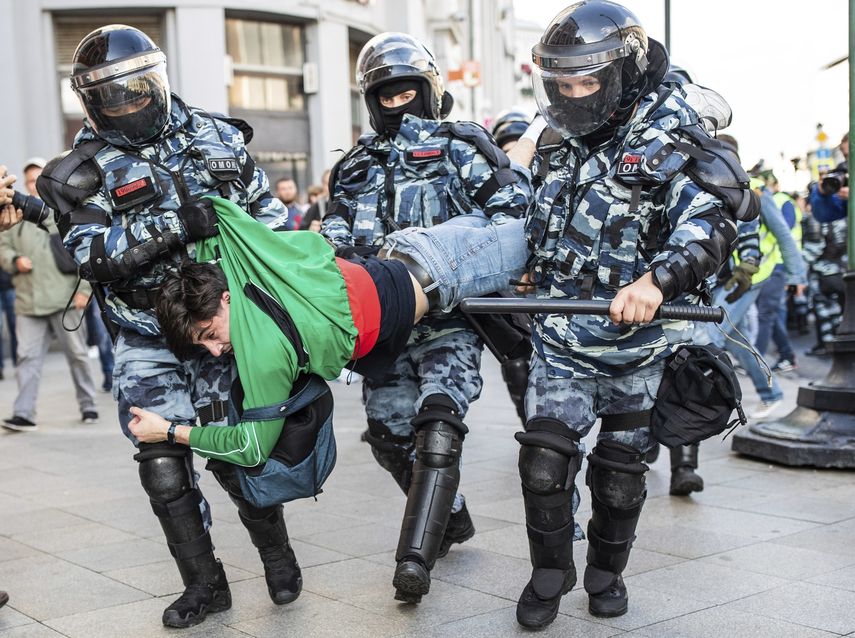 La Policía detiene a un hombre durante una protesta en Moscú, Rusia, el sábado 10 de agosto de 2019.&nbsp;