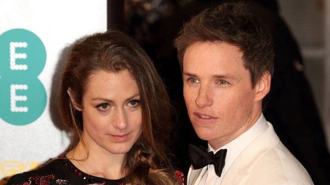 El actor británico Eddie Redmayne junto a su esposa Hannah Bagshawe. 