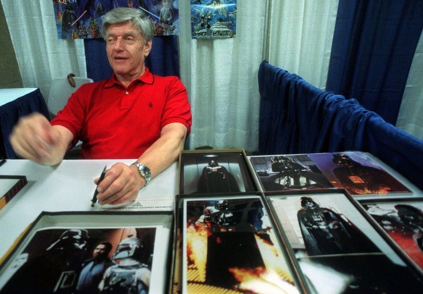 Dave Prowse, el Darth Vader original en la trilogía de “Star Wars”, en una convención de cómics en Nueva York, el 7 de mayo de 1999. El actor británico falleció el 28 de noviembre de 2020 a los 85 años, informó su agente.&nbsp;